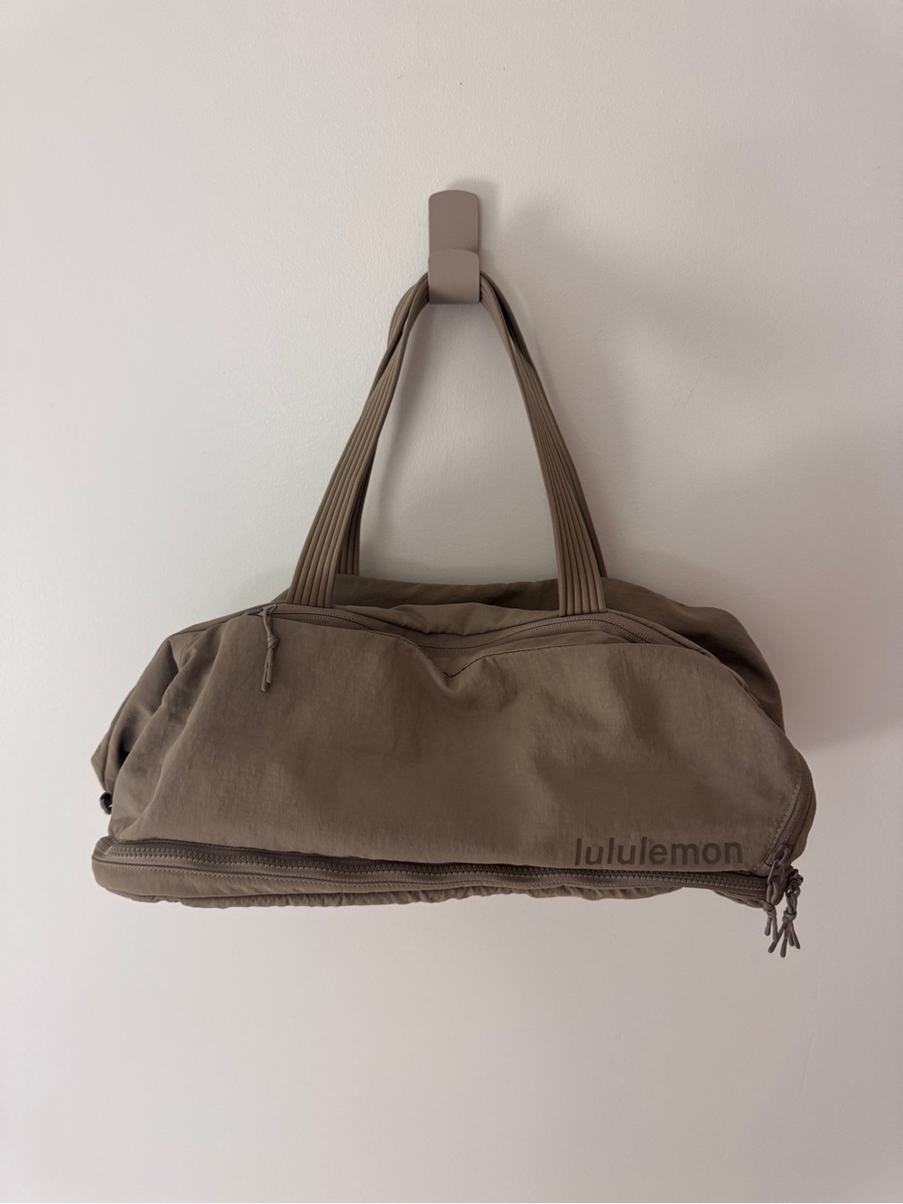 [Ballet] Lululemon 3-in-1 Gym Duffle Bag 30L Warm Ash Grey OS Taupe